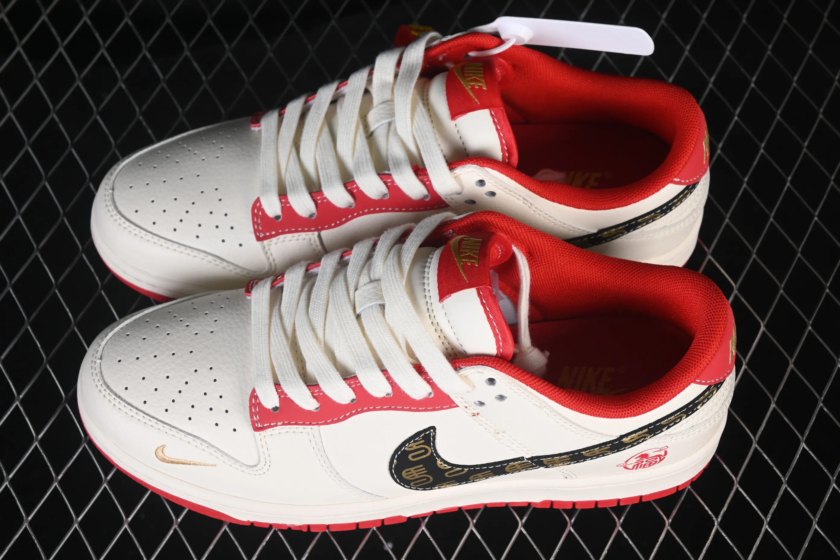 All categories Nk SB Dunk Series Nk SB Dunk Low High-end customized low-top sneakers Nike SB Dunk Low Year of the Horse joint name White, red and gold pattern High-end customized low-top casual skateboard shoes HG0026-010